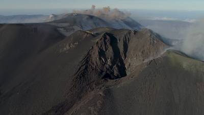 Извержение вулкана Этна засняли с дрона.