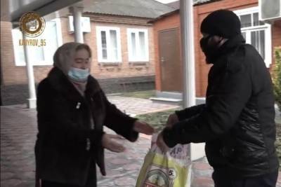 Фонд Кадырова раздал продукты жителям Чечни перед Новым годом