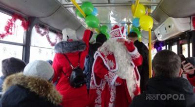Дед Мороз поздравил новочебоксарцев в бесплатном троллейбусе, а за стишки дарил конфеты