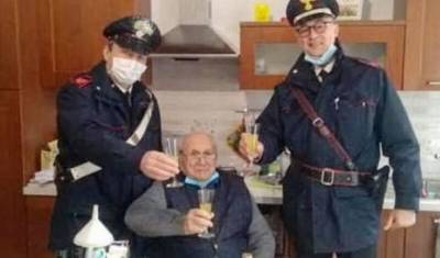 В Италии полицейские приезжали к одиноким людям, чтобы отметить с ними Рождество