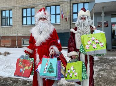 Волонтеры раздали детям рязанских врачей новогодние подарки