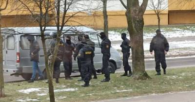 Протесты в Беларуси: спецтехника снова на улицах, есть первые задержанные (ВИДЕО)