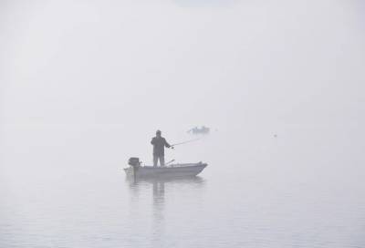 Под Приозерском перевернулась лодка с рыбаками, один погиб