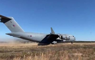 Королевские ВВС Великобритании опубликовали видео приземления C-17 на грунтовую взлетно-посадочную полосу