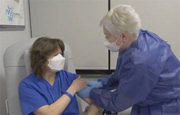 Первая прививка от коронавируса в Литве сделана медсестре