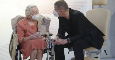 Премьер Чехии принял вакцину в прямом эфире вместе с 95-летней ветеранкой (ФОТО)