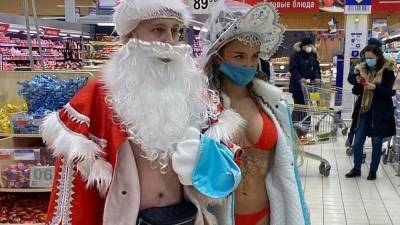 По торговому центру Тюмени гуляют полуобнаженные Дед Мороз и Снегурочка