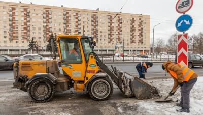Выпавший снег вывел на улицы Петербурга более тысячи дворников