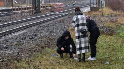 Трагедия перед Рождеством: поезд раздавил девушку в машине на глазах у подруги
