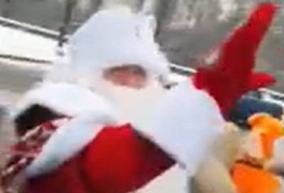 В Гатчине заметили Деда Мороза, Снегурочку и лису в голубом кабриолете