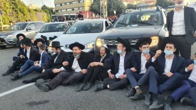 Ортодоксы перекрыли шоссе в центре Израиля: сотни машин застряли в пробках