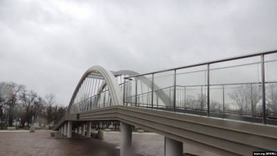 В Крыму мини-копия Керченского моста покрылась трещинами