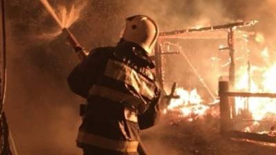 Десятки огнеборцев пытаются потушить полыхающее второй раз здание в Хакасии