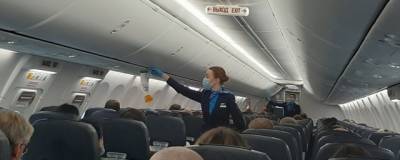 Авиарейс из Екатеринбурга на час задержали из-за пассажирки без маски