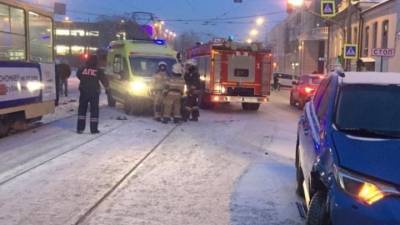 Машина врезалась в трамвай и сбила людей на остановке в Екатеринбурге