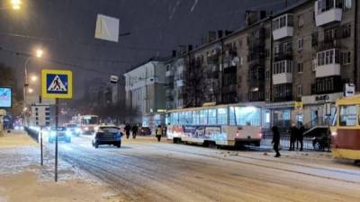 Иномарка врезалась в остановку с людьми в Екатеринбурге, есть пострадавшие