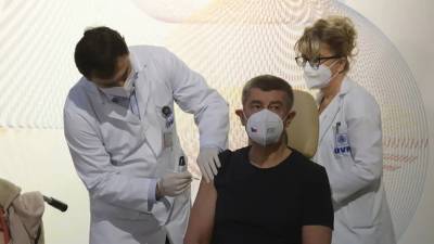 Лидеры Чехии и Словакии вакцинировались в прямом эфире: фото, видео
