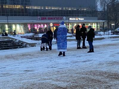 Загадочный Дед Мороз раздаёт подарки на улицах Смоленска
