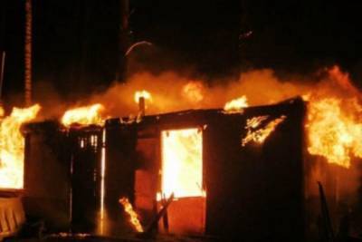 В Ростовской области при пожаре в строительном вагоне погиб мужчина