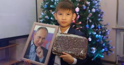 Ребенок из Бишкека попросил у Путина акции "Газпрома". Ему прислали кружку и пряник (фото, видео)