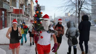 Деды Морозы утроили забег и искупались в проруби в Новосибирске