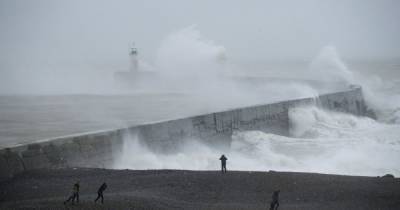 Мощный ураган обрушился на Великобританию и Францию: подтоплены дома, оборваны линии электропередач