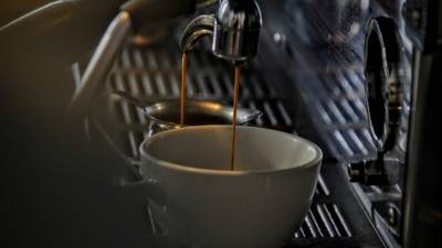 Диетолог перечислил опасные для здоровья добавки к кофе