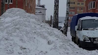 В Тобольске убранный снег ссыпали на парковку