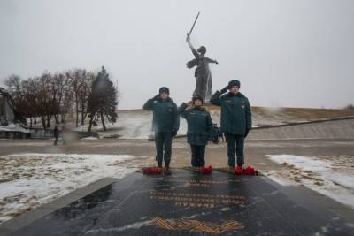 Спасатели возложили цветы к могиле маршала Чуйкова в Волгограде