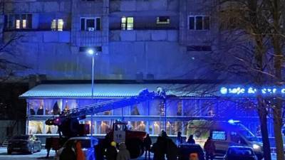 Спасатели снимали упавшего на крышу кафе на Морской набережной - piter.tv - Санкт-Петербург
