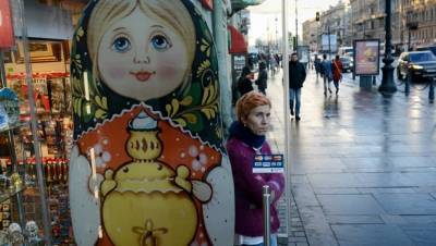 Подарки для никого: в центре Петербурга начали открывать сувенирные магазины