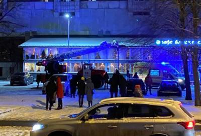 Человек выпал из окна дома на крышу кафе в Петербурге