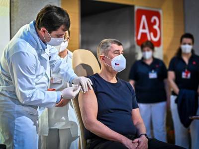 В Чехии стартовала массовая вакцинация. Первому в стране прививку от коронавируса сделали премьер-министру