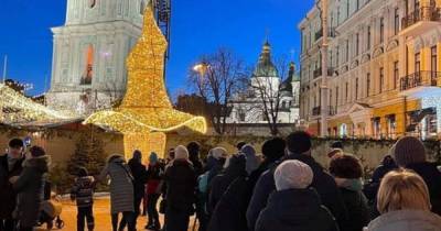Скандальной шляпе с главной елки нашлось место на Софийской площади (фото) - focus.ua - Киев