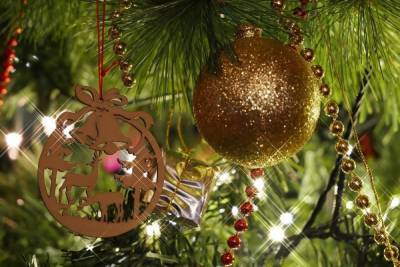 Какие украшения выбрать для новогодней елки в год Быка