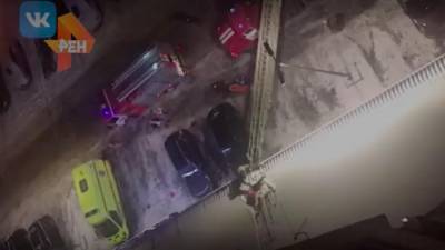 Женщина выжила после падения с третьего этажа в Петербурге