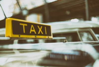 Около 60% таксистов будут работать в новогоднюю ночь