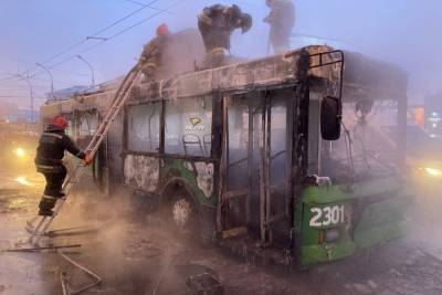Троллейбус вспыхнул и полностью выгорел на площади Маркса в Новосибирске
