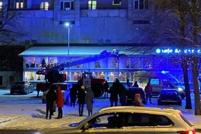 Женщина упала на крышу ресторана в Санкт-Петербурге – видео