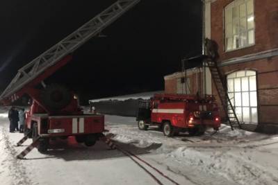 Ночью ивановские пожарные тушили загоревшуюся крышу здания
