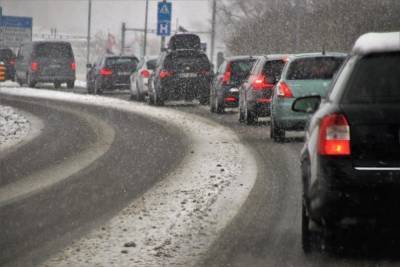 В Челябинске из-за снегопада образовались пробки на дорогах