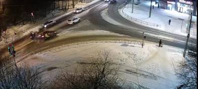 Неадекватный водитель протаранил такси в Петрозаводске и скрылся с места ДТП (ВИДЕО)