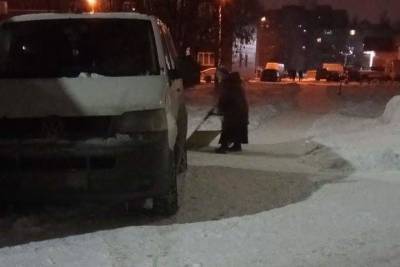 В Ярославле чистить дворы от снега приходится бабушкам