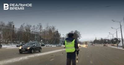 Видео из соцсетей: В Зеленодольске водитель сбил сотрудника ГИБДД, полицейские применили оружие