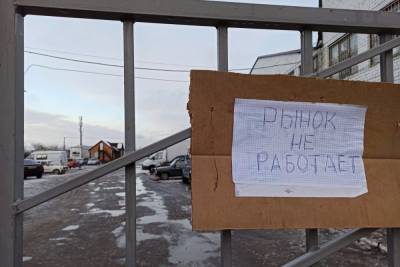 В Волгограде 54 пожарных потушили вещевой рынок на Титова
