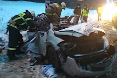 Три человека погибли в ДТП с легковым автомобилем и грузовиком в Чувашии