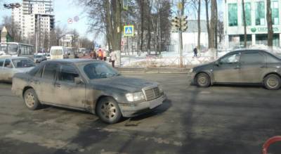 Переломал ноги: в Ярославле "Мерседес" сбил женщину на светофоре
