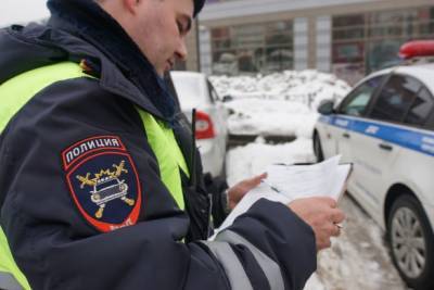 Бросавшегося под колеса машин мужчину ловили инспекторы ДПС в Петербурге