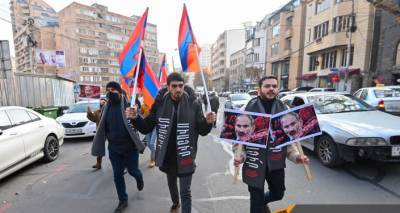 Акция протеста проходит у здания парламента Армении: в адрес депутатов кричат "позор"