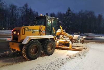 Более 50 единиц техники ликвидируют последствия снегопада в Гатчинском районе
